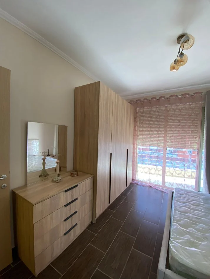 Tirane, jepet me qera apartament 2+1+Ballkon Kati 4, 95 m² 500 € (Yzberisht)