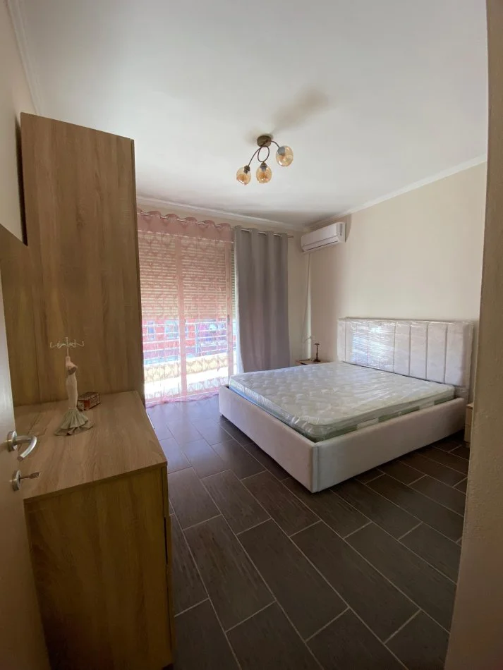 Tirane, jepet me qera apartament 2+1+Ballkon Kati 4, 95 m² 500 € (Yzberisht)