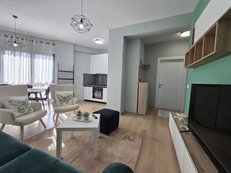 Tirane, jepet me qera apartament 2+1+Ballkon Kati 4, 95 m² 600 € (Ish Fusha e Aviacionit)