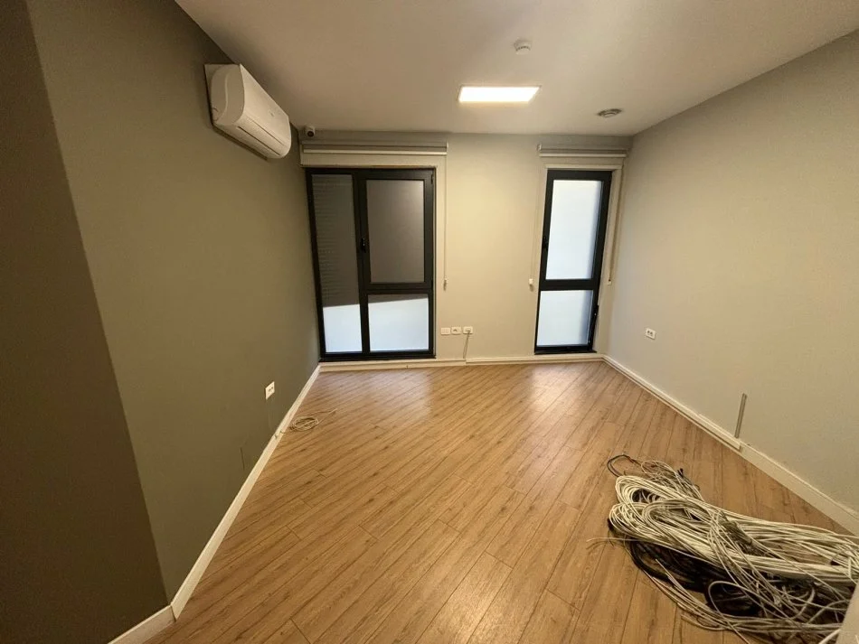 Tirane, jepet me qera zyre , 317 m² 4.000 € (Bulevardi Zogu i Pare)