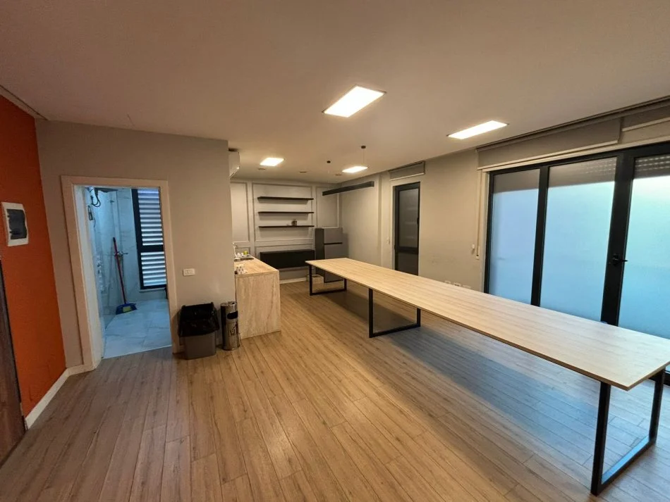 Tirane, jepet me qera zyre , 317 m² 4.000 € (Bulevardi Zogu i Pare)