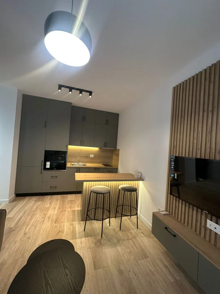 Tirane, jepet me qera apartament 1+1 Kati 2, 61 m² 400 € (univers city)