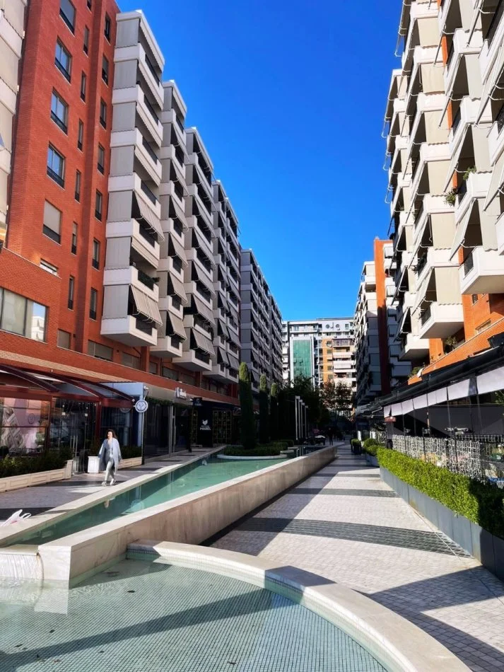 Tirane, jepet me qera apartament 1+1 , 75 m² 800 € (Kompleksi Delijorgji)