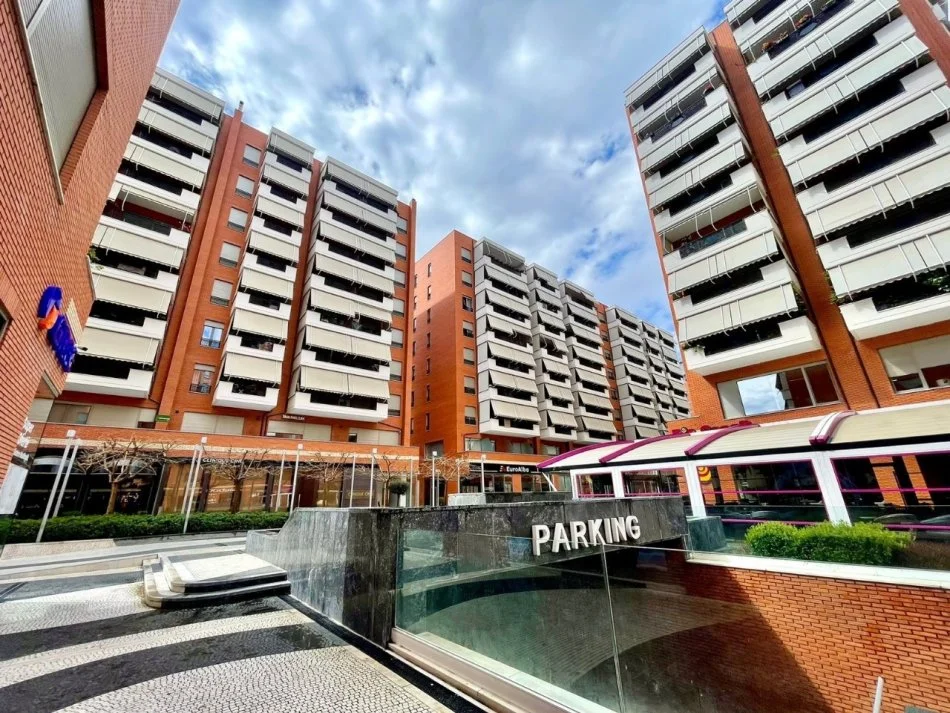 Tirane, jepet me qera apartament 1+1 , 75 m² 800 € (Kompleksi Delijorgji)