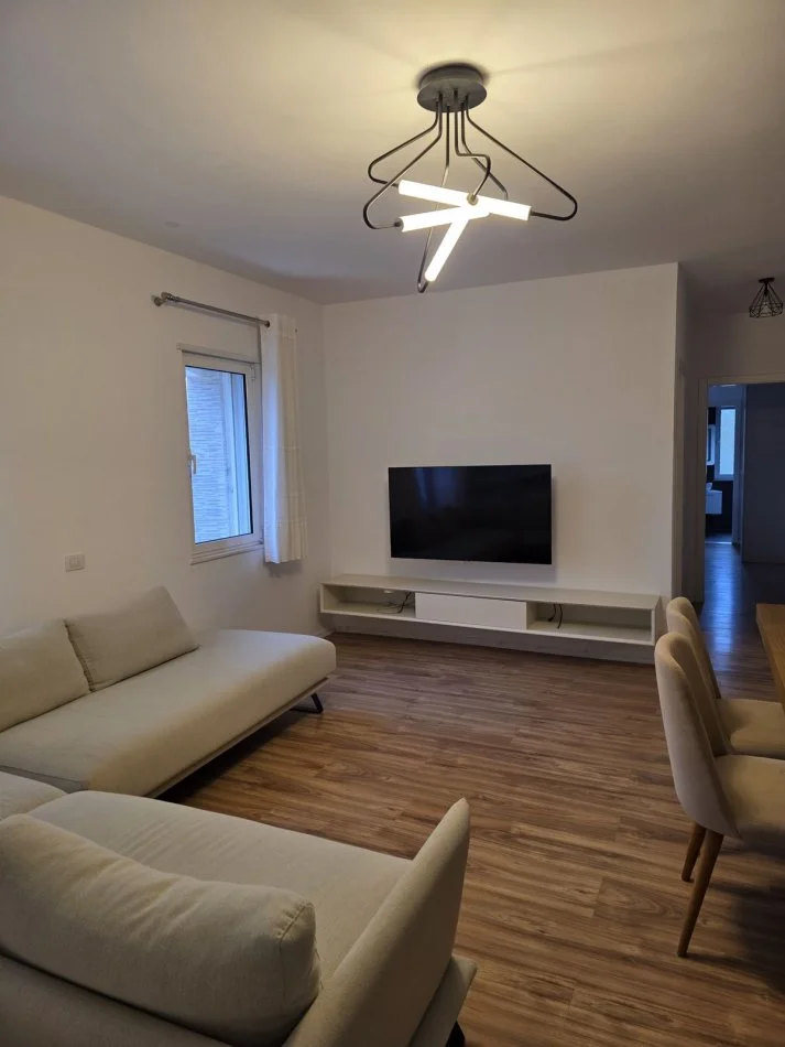 Tirane, shitet apartament 3+1+Aneks+Ballkon Kati 4, 132 m² 141.000 € (Fresku)
