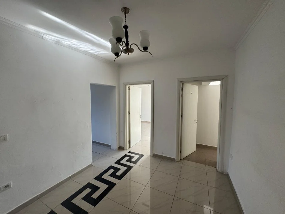 Tirane, jepet me qera ambjent biznesi Kati 1, 100 m² 800 € (rruga mmine peza)