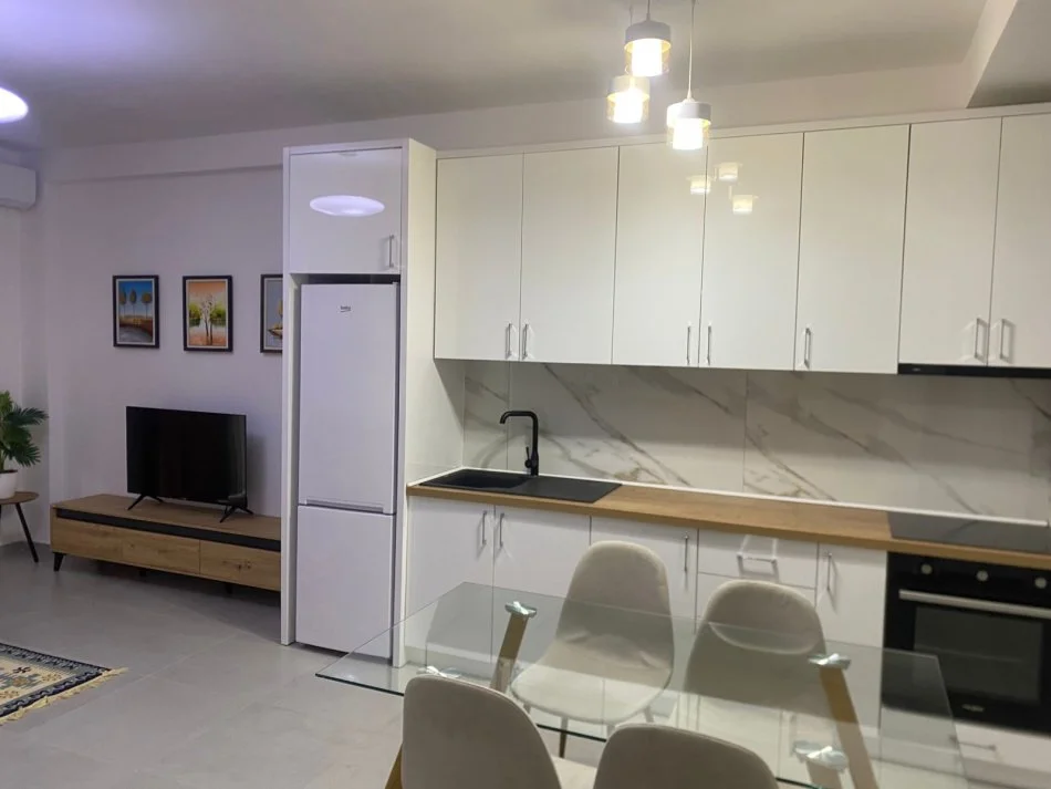Tirane, jepet me qera apartament 1+1+Ballkon Kati 3, 70 m² 750 € (mine peza)