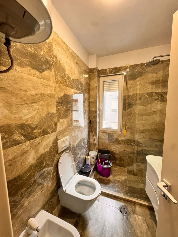 Tirane, jepet me qera apartament 2+1 Kati 4, 100 m² 900 € (NGJITUR ME LIQENIN E THATE)