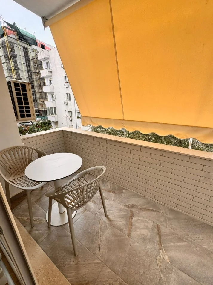 Tirane, jepet me qera apartament 2+1 Kati 4, 100 m² 900 € (NGJITUR ME LIQENIN E THATE)