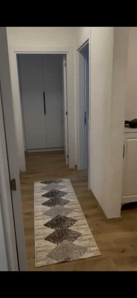 Tirane, jepet me qera apartament 2+1+Ballkon Kati 4, 97 m² 450 € (univers city)