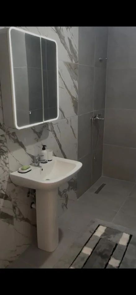 Tirane, jepet me qera apartament 2+1+Ballkon Kati 4, 97 m² 450 € (univers city)