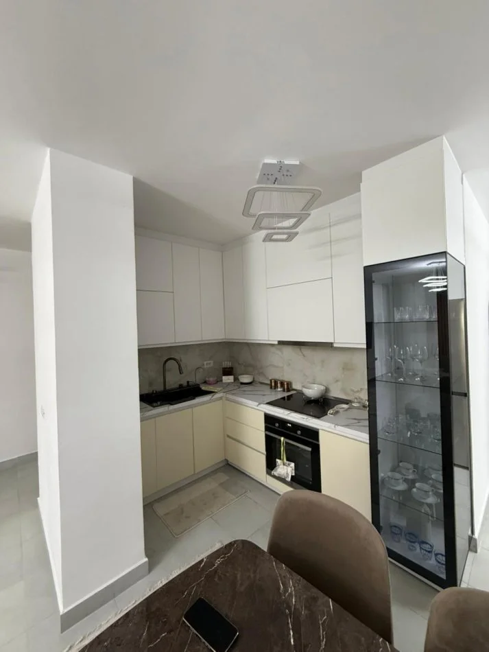 Tirane, jepet me qera apartament 3+1 Kati 1, 600 € 