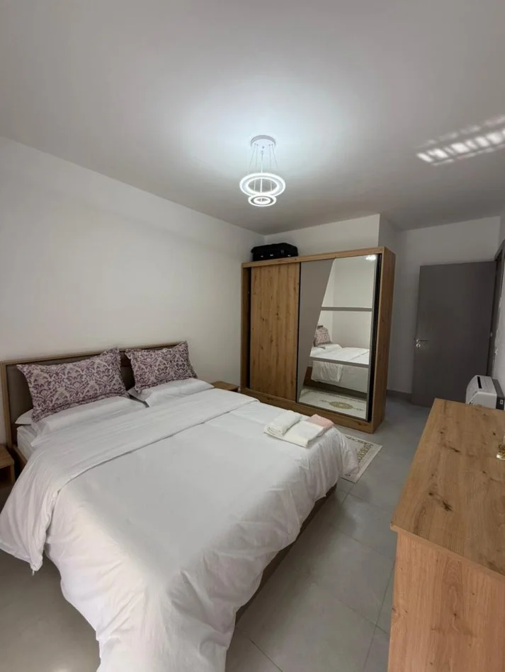 Tirane, jepet me qera apartament 3+1 Kati 1, 600 € 