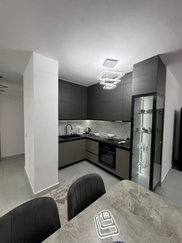 Tirane, jepet me qera apartament 3+1 Kati 5, 600 € 