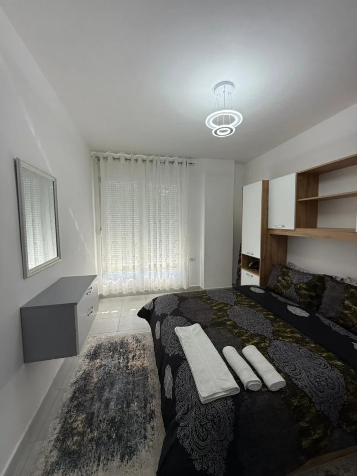 Tirane, jepet me qera apartament 3+1 Kati 5, 600 € 