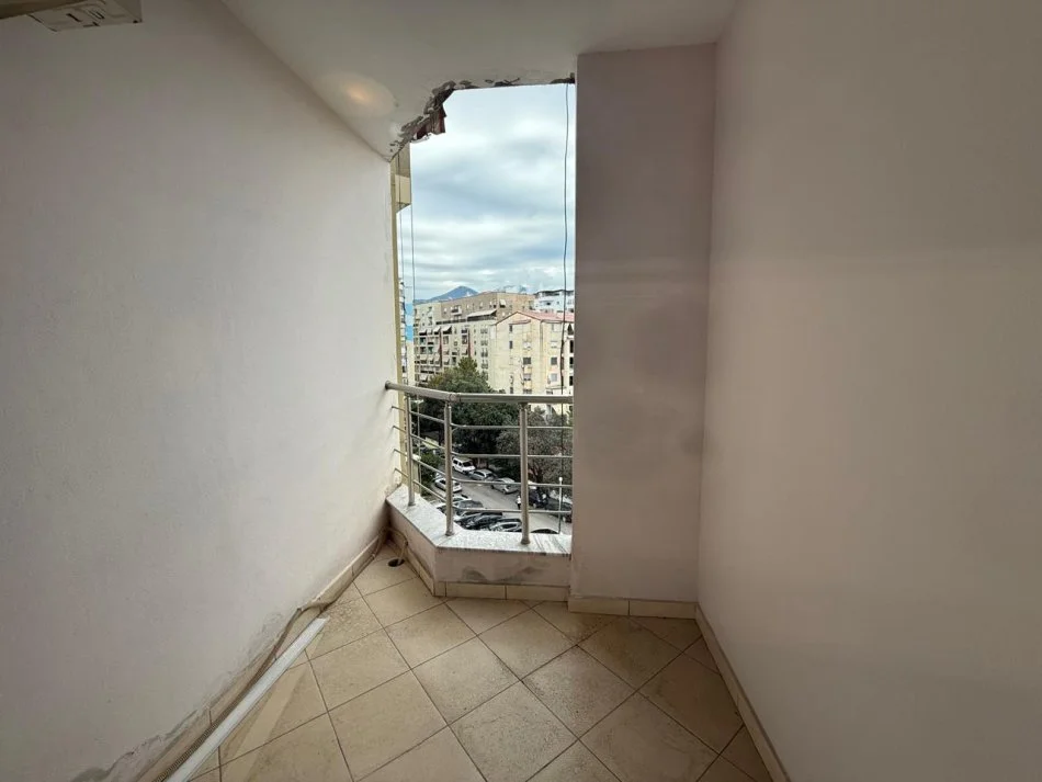 Tirane, jepet me qera apartament 2+1+Ballkon Kati 5, 95 m² 600 € 