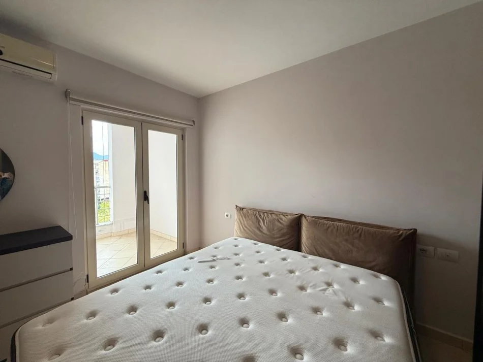 Tirane, jepet me qera apartament 2+1+Ballkon Kati 5, 95 m² 600 € 