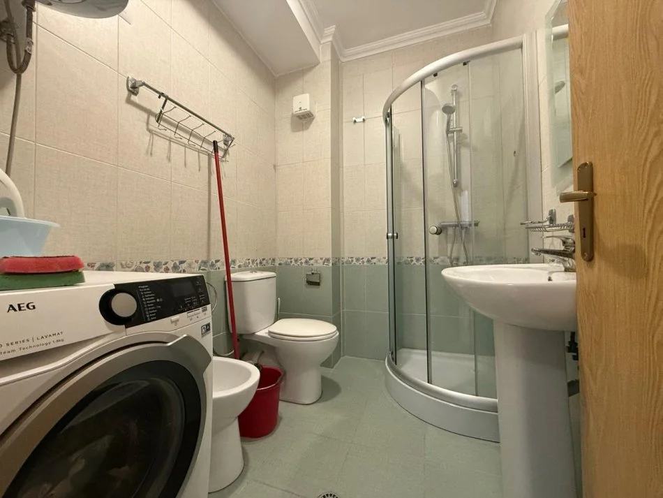 Tirane, jepet me qera apartament 2+1+Ballkon Kati 5, 95 m² 600 € 