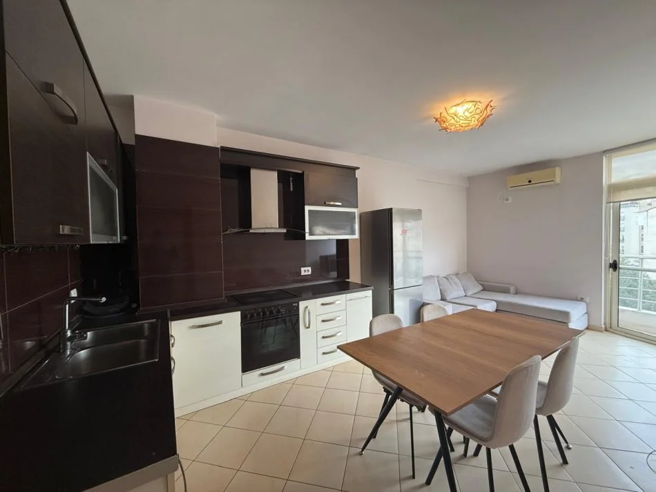 Tirane, jepet me qera apartament 2+1+Ballkon Kati 5, 95 m² 600 € 