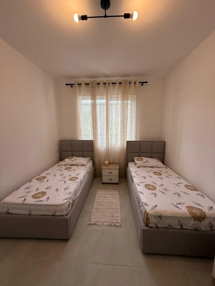 Tirane, jepet me qera apartament 2+1 Kati 1, 85 m² 550 € (univers city)