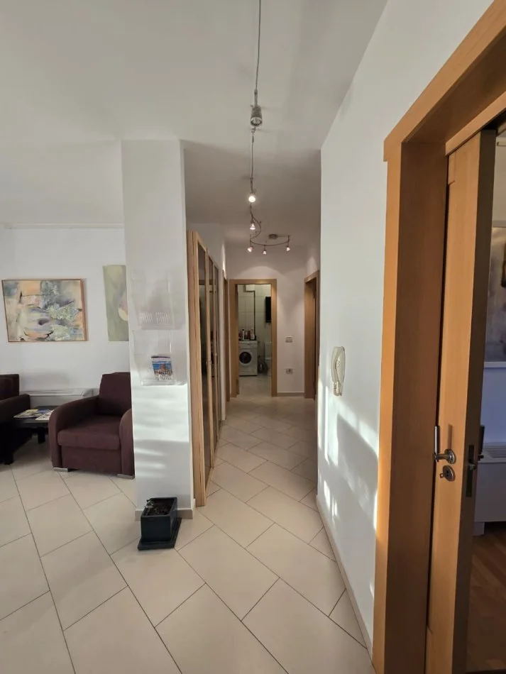 Tirane, jepet me qera zyre Kati 9, 105 m² 1.100 € (Qender)