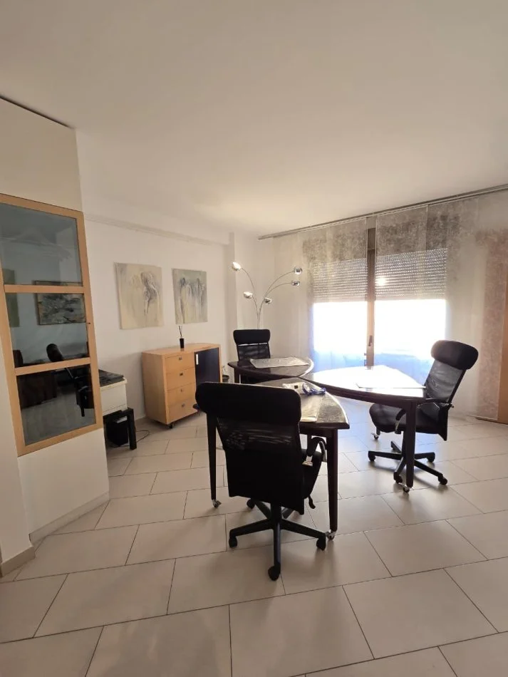 Tirane, jepet me qera zyre Kati 9, 105 m² 1.100 € (Qender)
