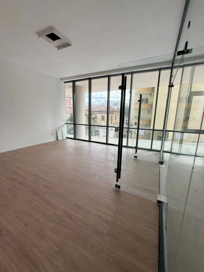 Tirane, jepet me qera ambjent biznesi Kati 2, 45 m² 750 € (MINE PEZA QENDRA TREGTARE GOLDEN TOWER)
