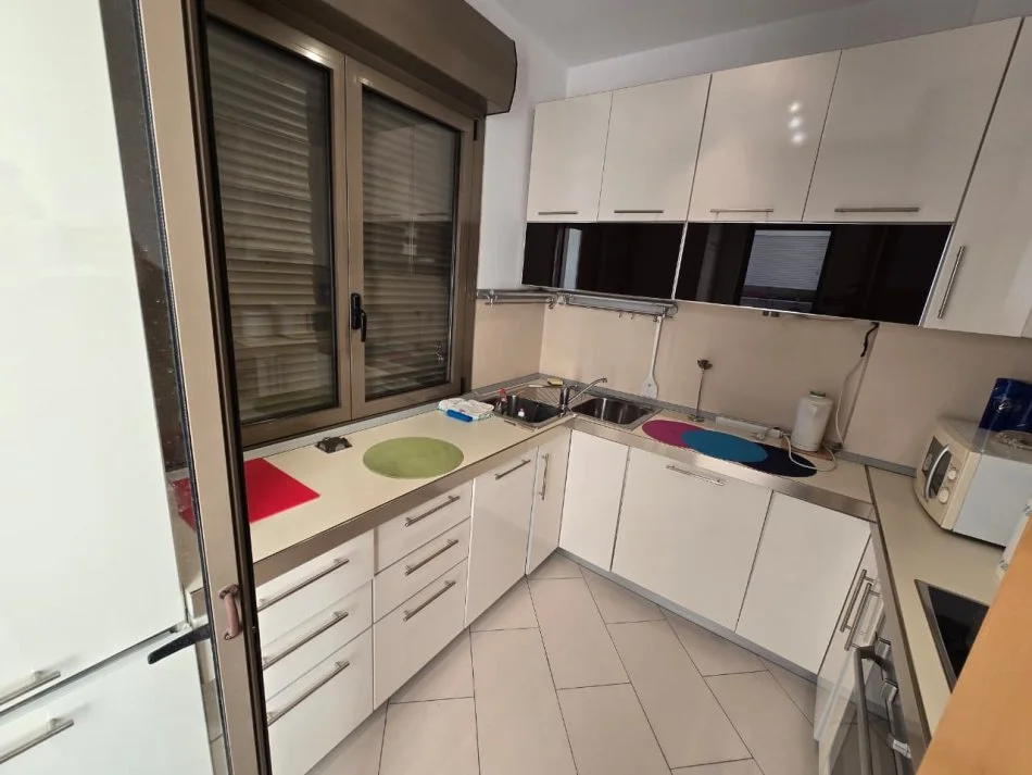 Tirane, jepet me qera zyre Kati 9, 107 m² 1.100 € (QENDER TIRANE AFER SHESHI SKENDERBEJ)