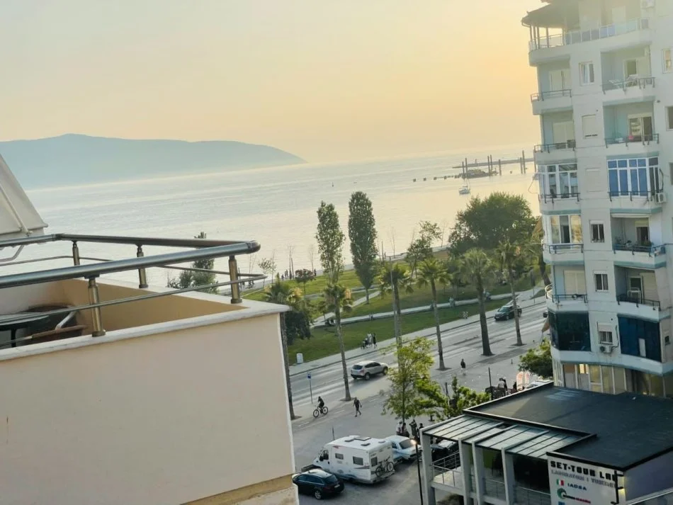 Vlore, jepet me qera apartament 2+1+Ballkon Kati 5, 90 m² 350 € (Lungomare)