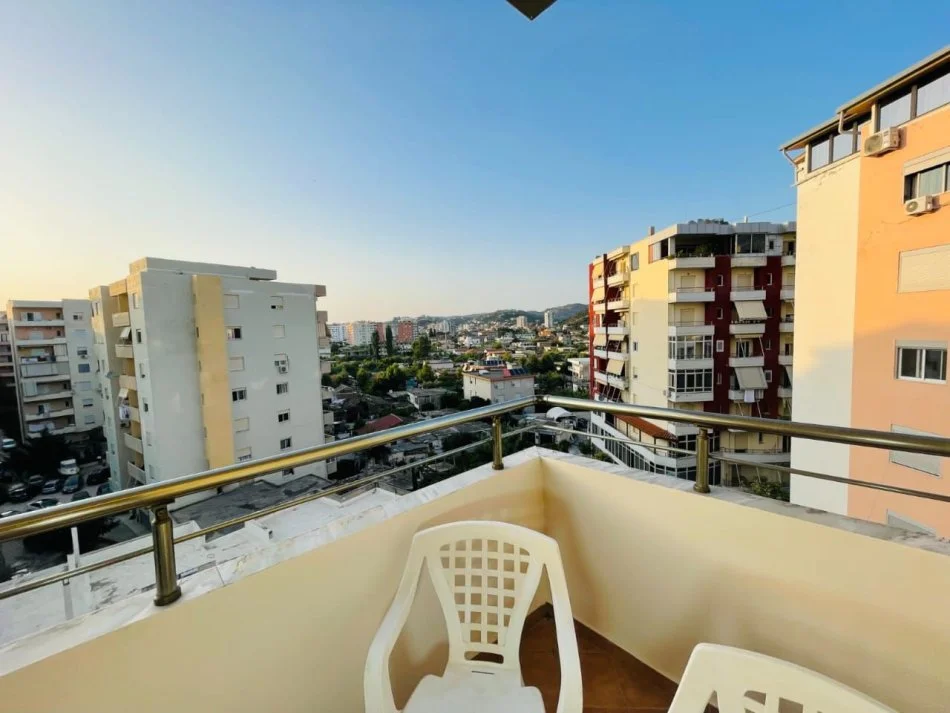 Vlore, jepet me qera apartament 2+1+Ballkon Kati 5, 90 m² 350 € (Lungomare)
