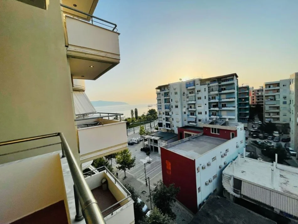 Vlore, jepet me qera apartament 2+1+Ballkon Kati 5, 90 m² 350 € (Lungomare)