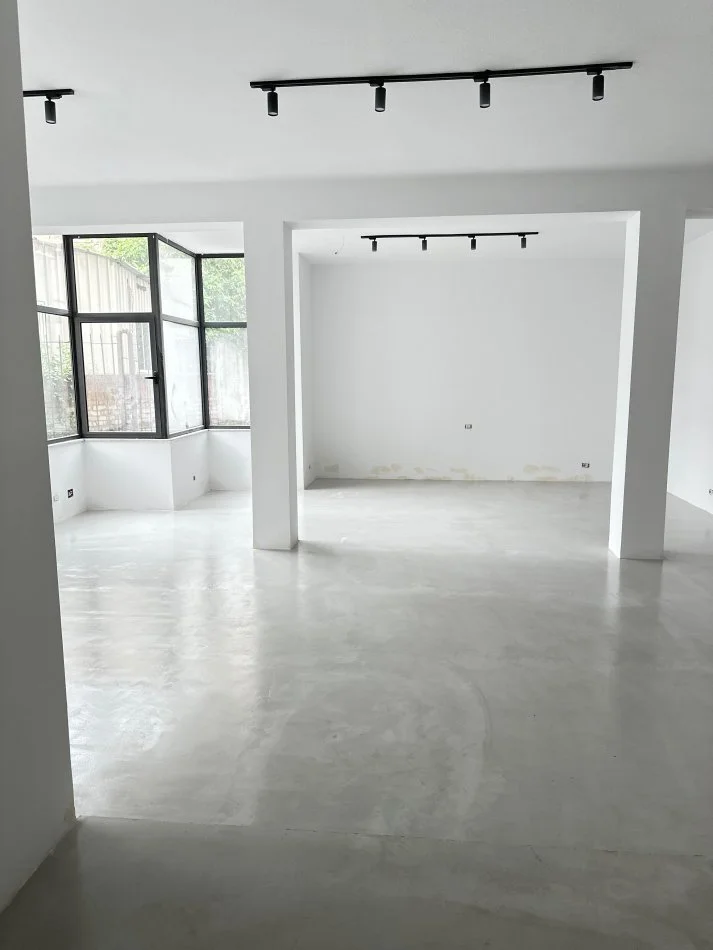 Tirane, jepet me qera ambjent biznesi Kati -1, 100 m² 850 € 