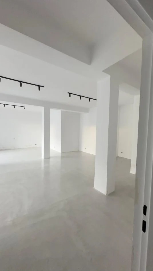 Tirane, jepet me qera ambjent biznesi Kati -1, 100 m² 850 € 