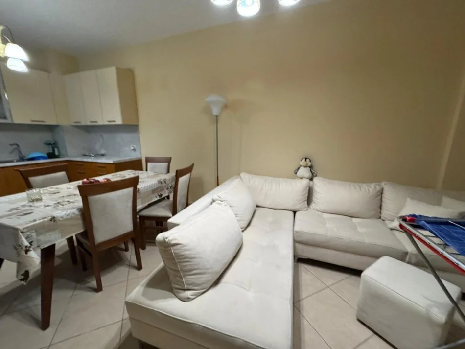 Tirane, jepet me qera apartament 2+1 Kati 6, 700 € 
