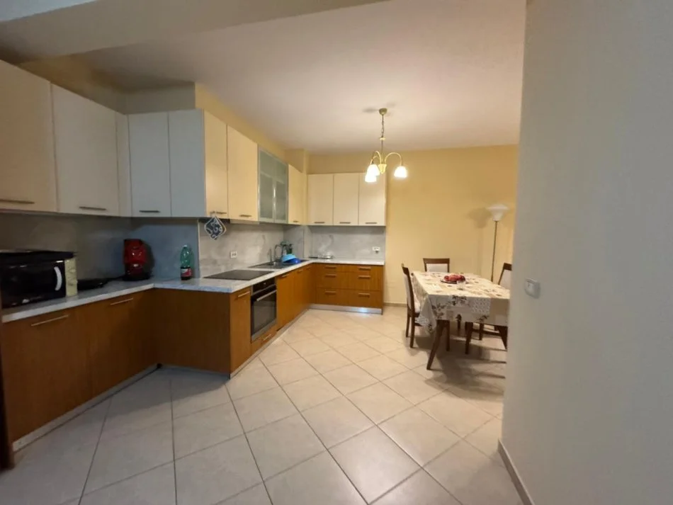 Tirane, jepet me qera apartament 2+1 Kati 6, 700 € 