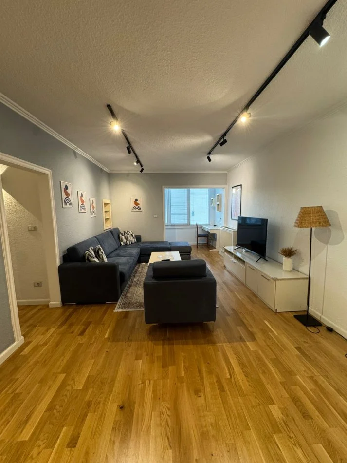 Tirane, jepet me qera apartament 2+1+Ballkon Kati 8, 82 m² 750 € (Rruga e Kosovareve)