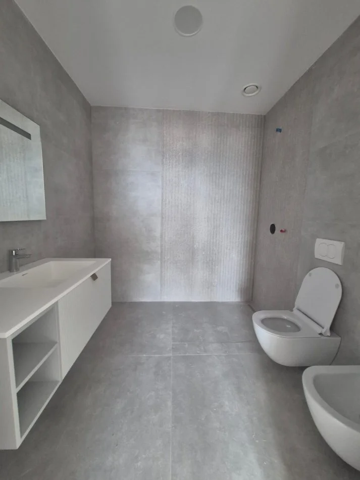 Tirane, jepet me qera zyre Kati 20, 150 m² 3.000 € (Downtown One)