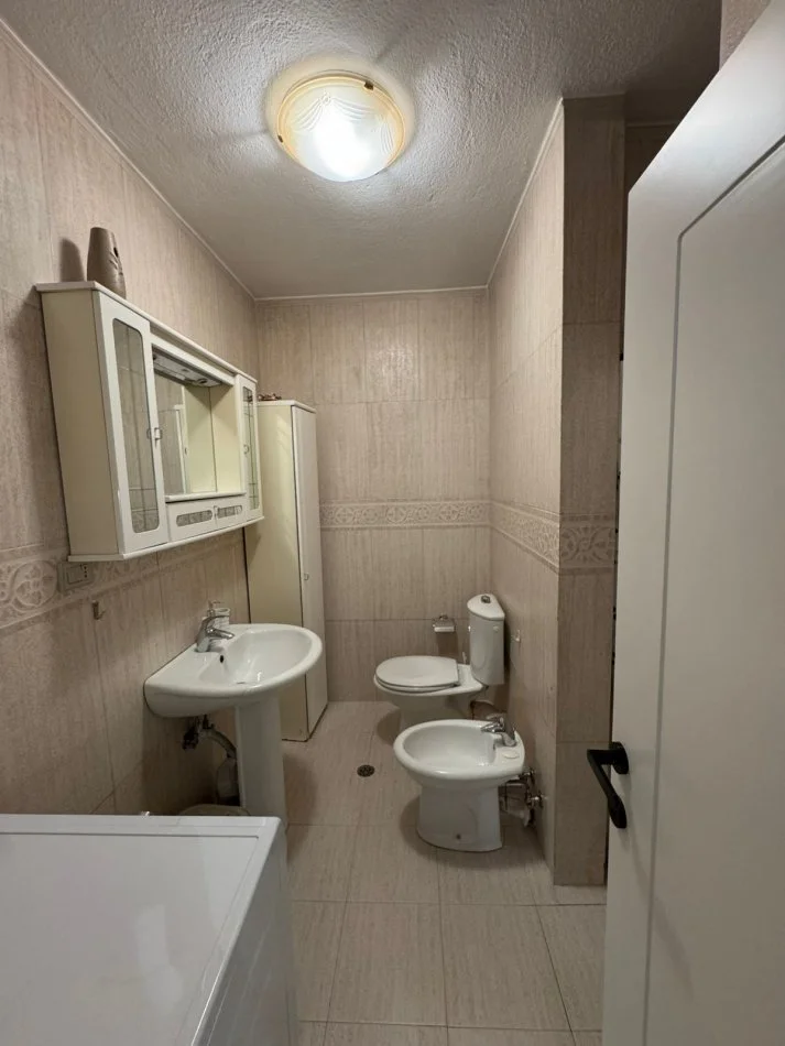 Tirane, jepet me qera apartament 2+1 , 750 € (RRUGA E KOSOVAREVE)