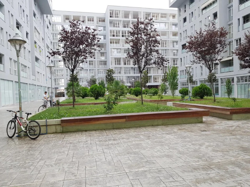 Tirane, jepet me qera ambjent biznesi Kati 2, 1.200 € (Komuna e Parisit)