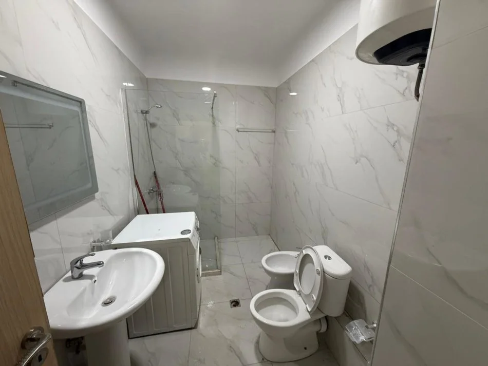 Tirane, jepet me qera apartament 1+1 , 450 € 