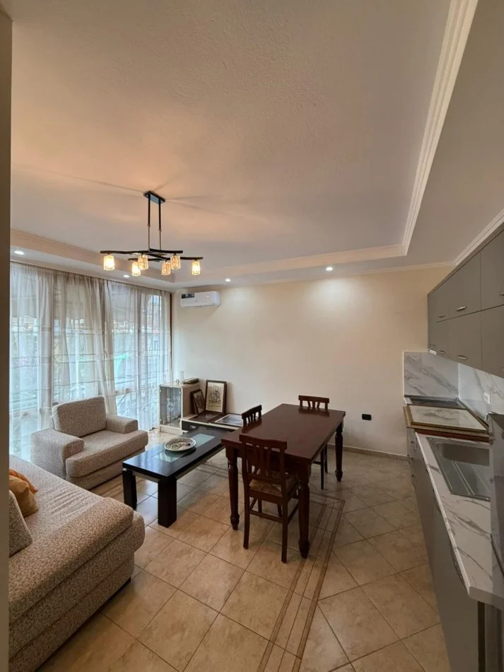 Tirane, jepet me qera apartament 2+1 Kati 3, 70 m² 500 € (FARMACIA 10)