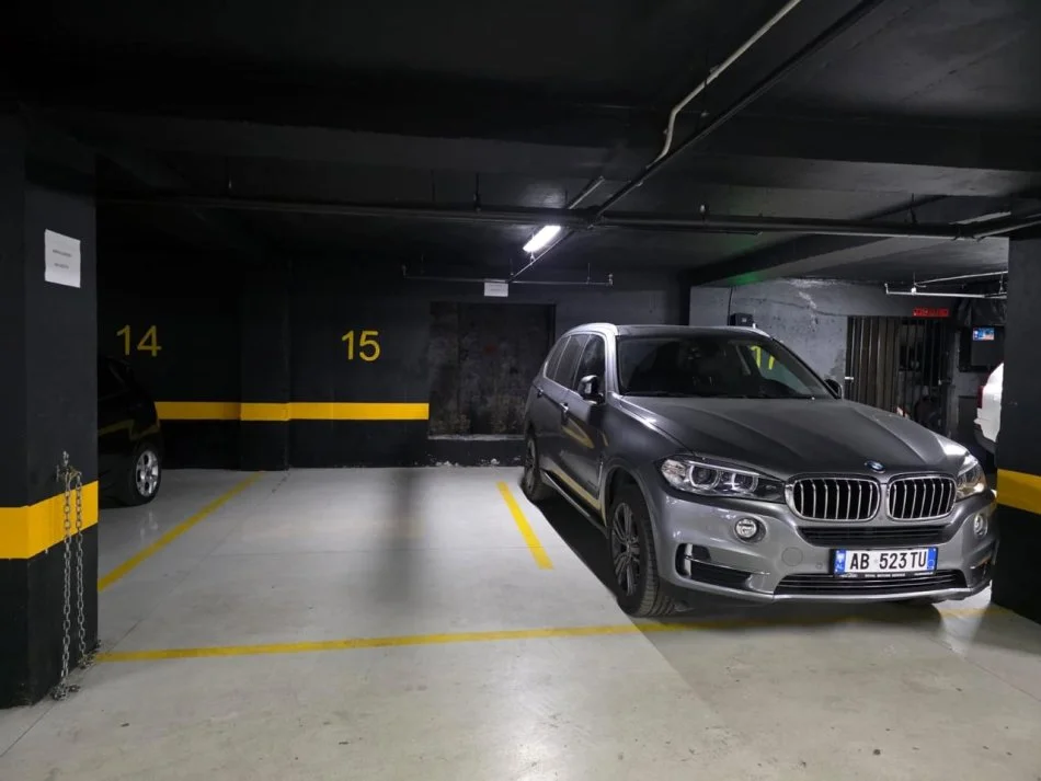 Tirane, shiten super 2 garazhe | post parkimi Kati -2, sip 20 m² secili, ne total 2 garazhet = 40m2  (Gjik Kuqali, ne hyrje te Kompleksit Dinamo)