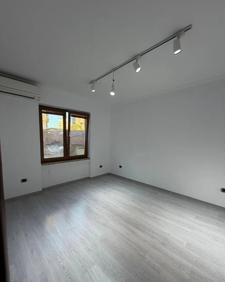Tirane, jepet me qera zyre Kati 1, 73 m² 730 € (Rruga e Durreit)