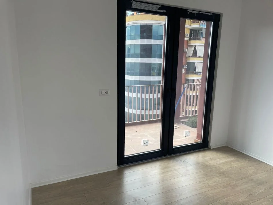 Tirane, jepet me qera zyre Kati 4, 124 m² 850 € 