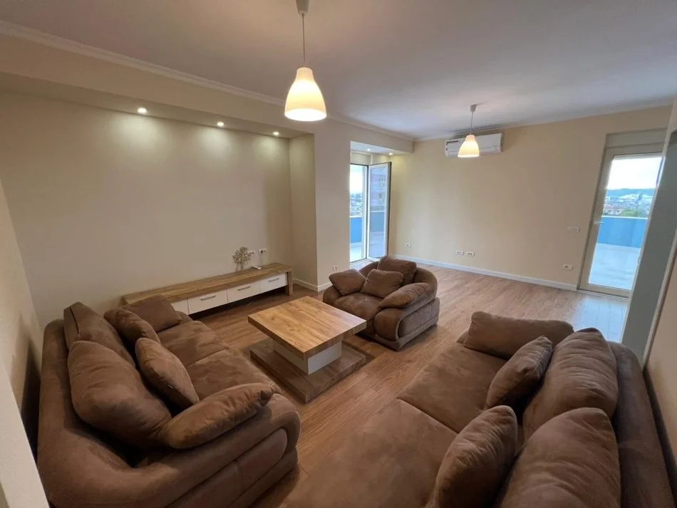 Tirane, jepet me qera 2+1 Kati 7, 102 m² 500 €