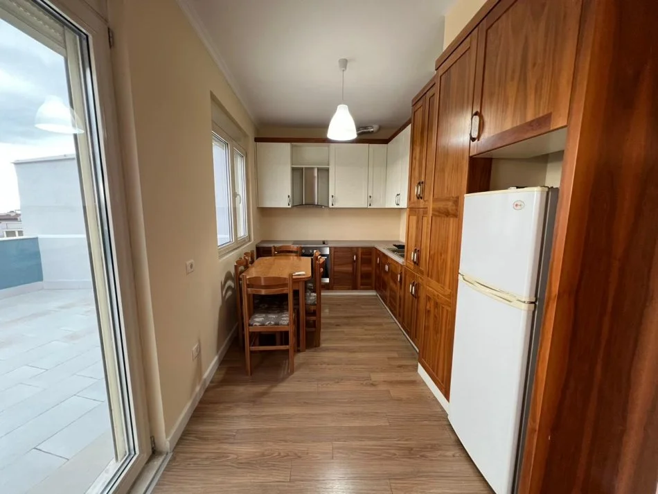 Tirane, jepet me qera 2+1 Kati 7, 102 m² 500 €