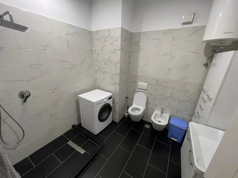 Tirane, jepet me qera 2+1 Kati 7, 102 m² 500 €