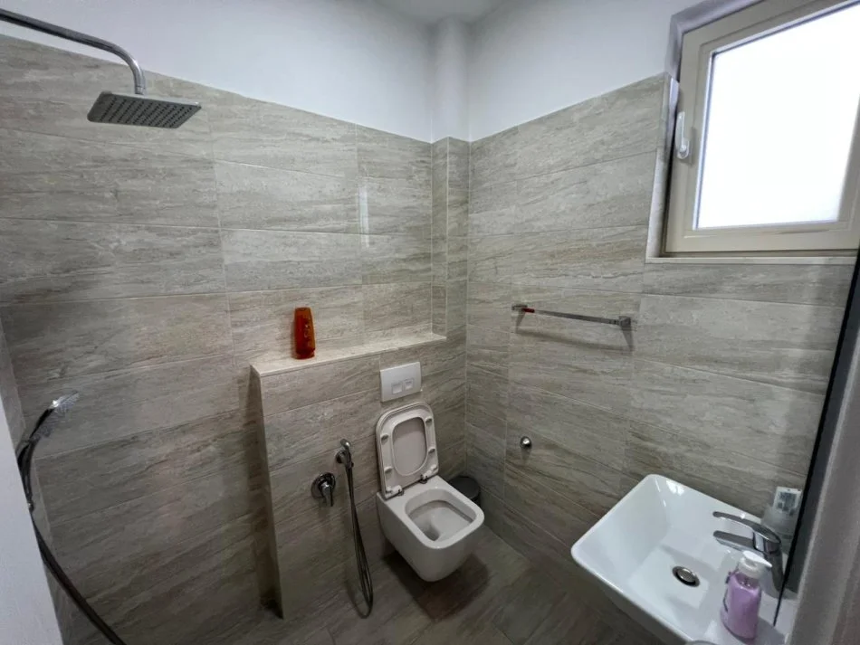 Tirane, jepet me qera 2+1 Kati 7, 102 m² 500 €