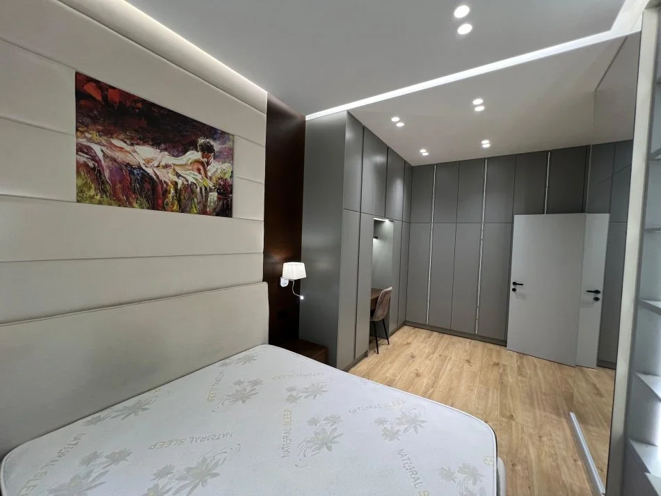 Tirane, jepet me qera apartament 1+1+Ballkon Kati 8, 75 m² 850 € (Rruga e Kavajes)