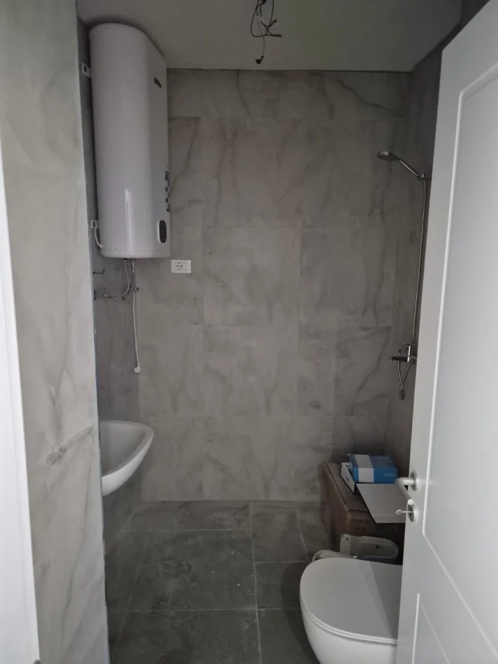 Tirane, jepet me qera zyre Kati 7, 103 m² 1.700 € (Liqeni Artificial)